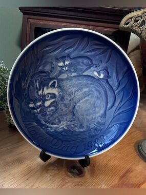 (UT) B&G Copenhagen • "Raccoon with Cubs" Mother’s Day 1983 Collectors Plate